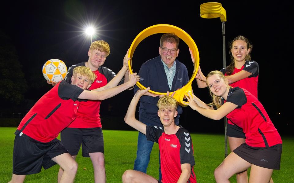 In het midden voorzitter Henk Weggen samen met spelers uit het oudste jeugdteam J1. Foto: Gerrit Boer